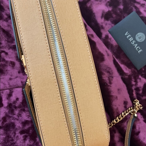Authentic 𝐕𝐞𝐫𝐬𝐚𝐜𝐞 Tan Camera Crossbody - Picture 4 of 14